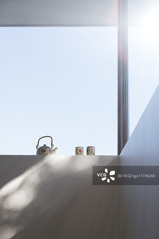 仰视：窗台上的茶壶和茶杯图片素材
