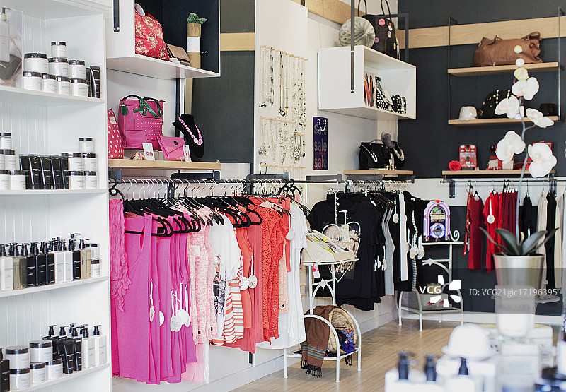 商店里出售的衣服、配饰和护肤品图片素材