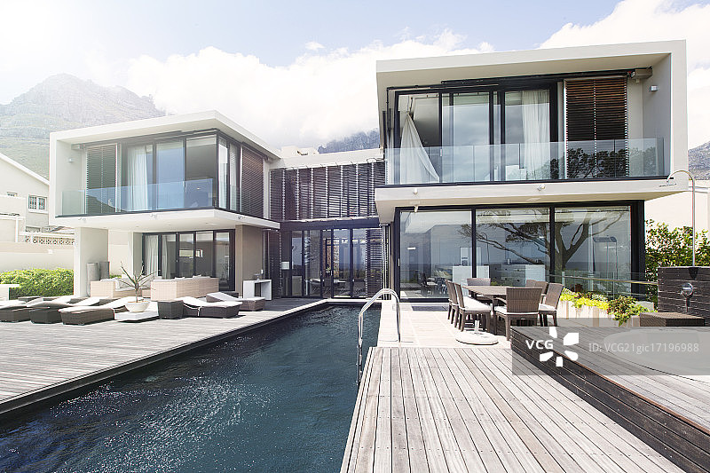 带有大露台和游泳池的现代住宅图片素材