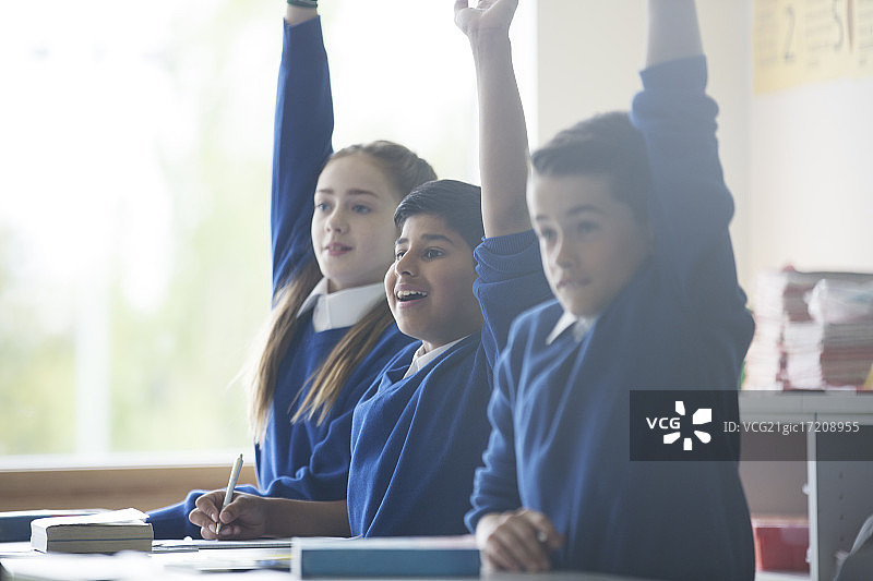 小学生在教室里举手图片素材