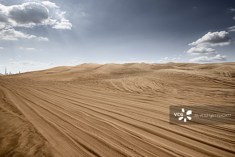 逆光下的迪拜沙漠道路图片素材