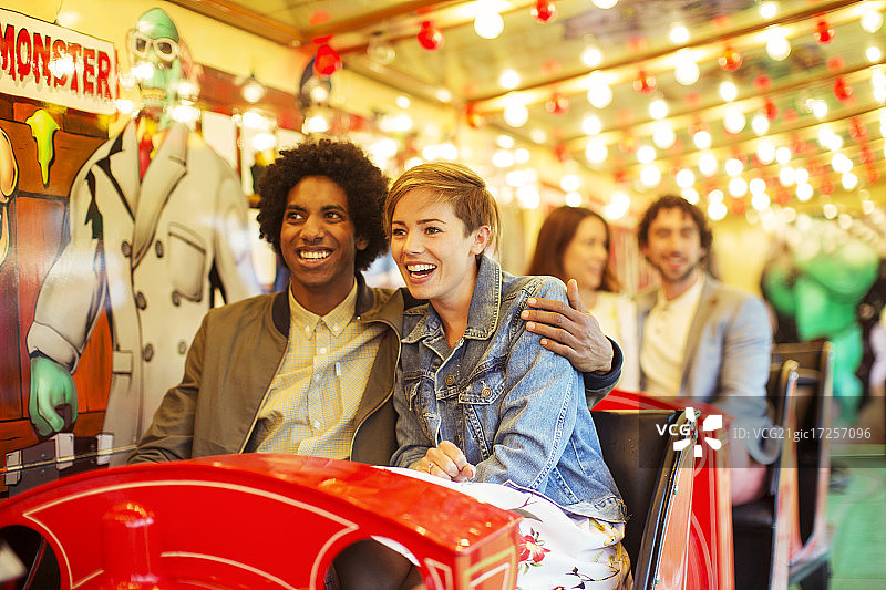 男人在鬼屋过山车上拥抱女朋友图片素材