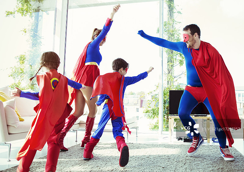 超级英雄家庭在客厅玩耍图片素材