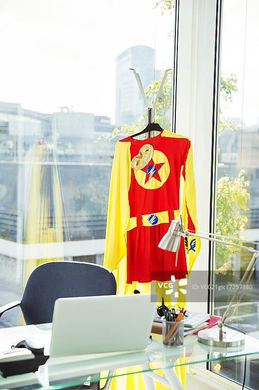 挂在办公室里的超级英雄服装图片素材