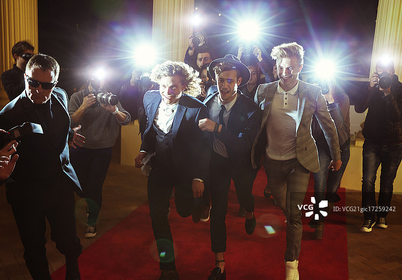 明星在红毯活动中躲避狗仔队图片素材