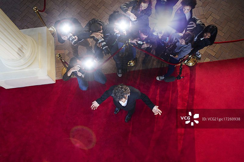 红毯活动上拍摄名人的摄影记者图片素材