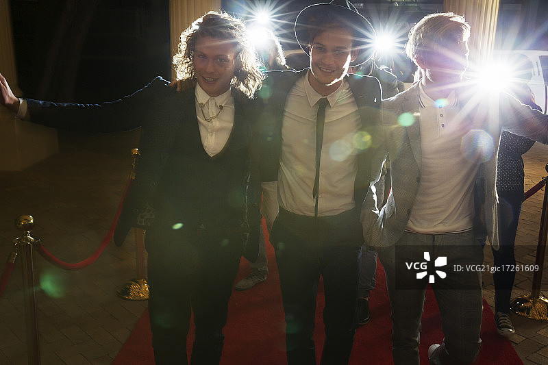 名人在红毯活动中向记者们挥手致意图片素材