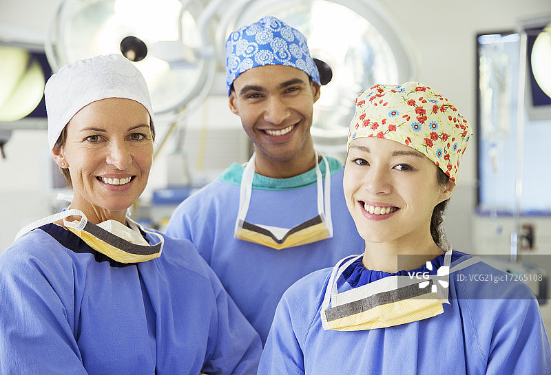 微笑的外科医生肖像图片素材