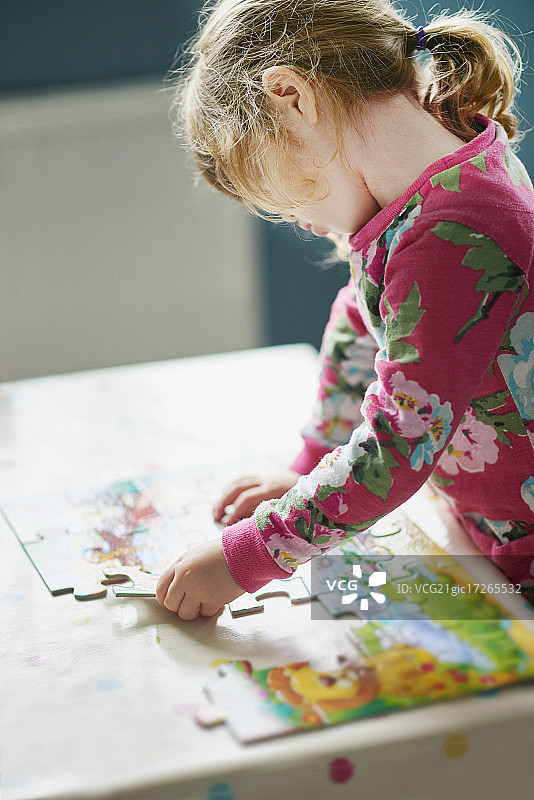 拼图的女孩图片素材