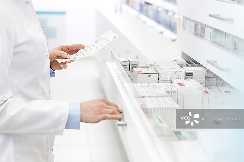 药剂师在药房填写处方图片素材