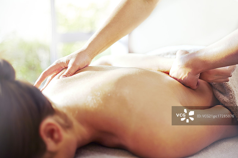 按摩师为女士背部按摩图片素材