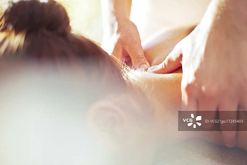 按摩师按摩女人颈部图片素材