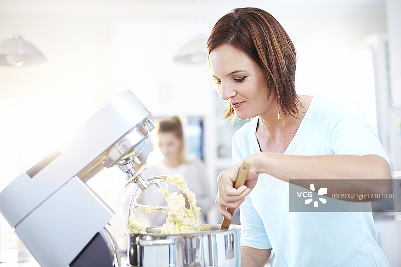 女人在厨房用搅拌机烘焙图片素材