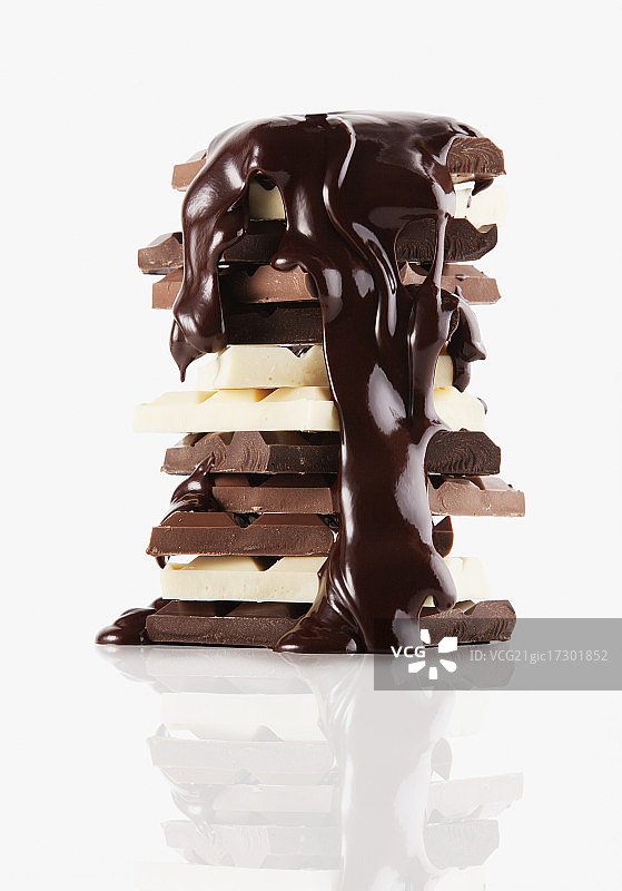 巧克力棒上融化的巧克力糖浆图片素材