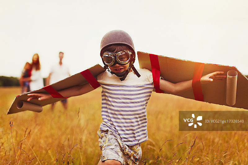 戴飞行员帽和飞行眼镜的男孩图片素材