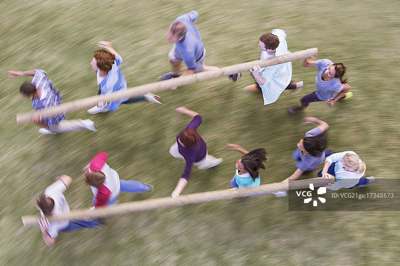 团队搬运木头图片素材