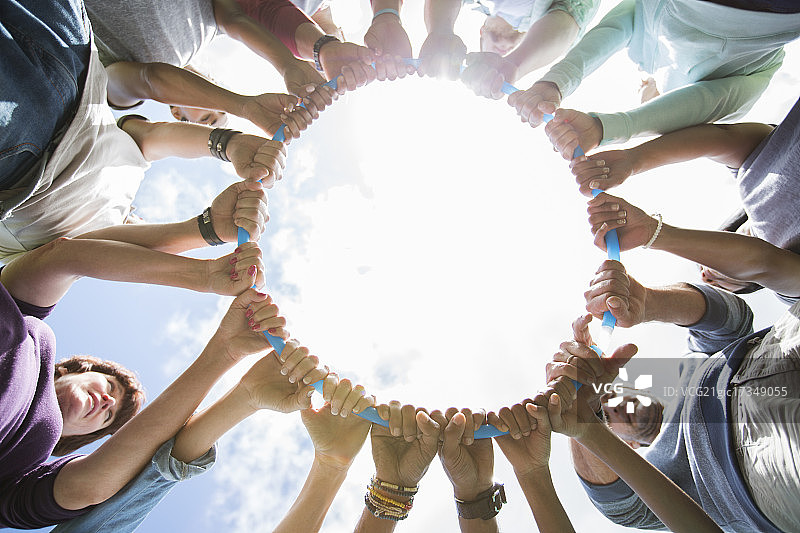 团队组成连接的圆圈环绕塑料圈图片素材