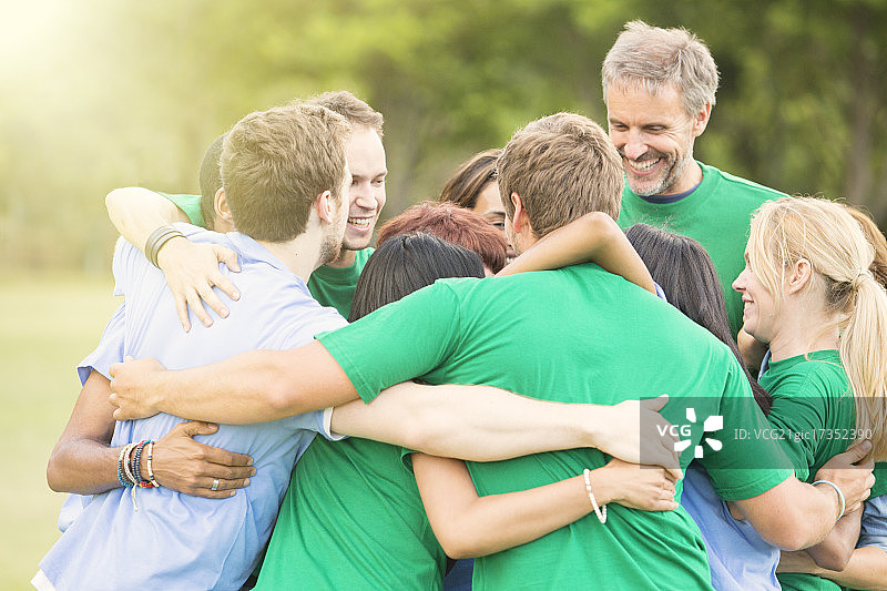 团队拥抱在一起图片素材