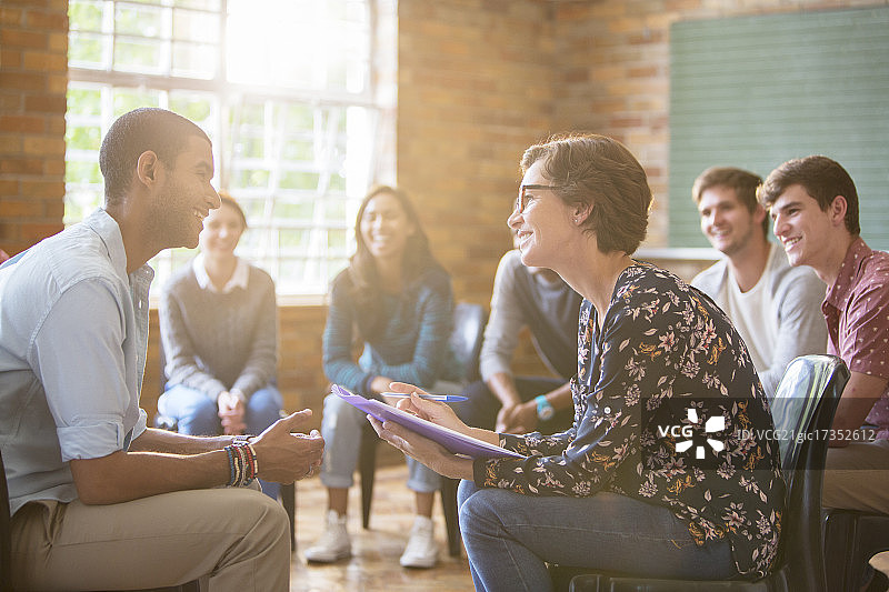 在团体治疗中观看男女交谈的群组图片素材