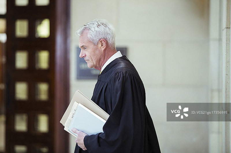 法官穿过法院图片素材