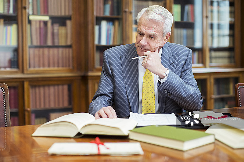 律师在办公室做研究图片素材