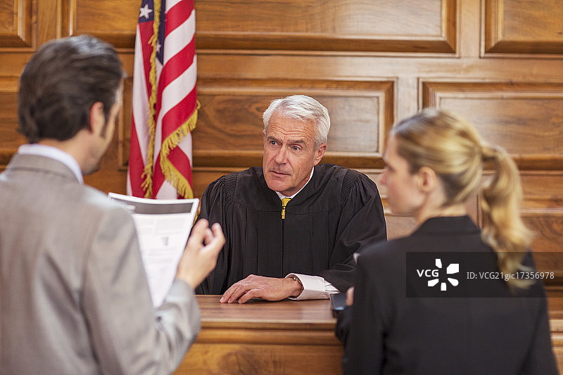 律师在法庭上向法官辩护图片素材