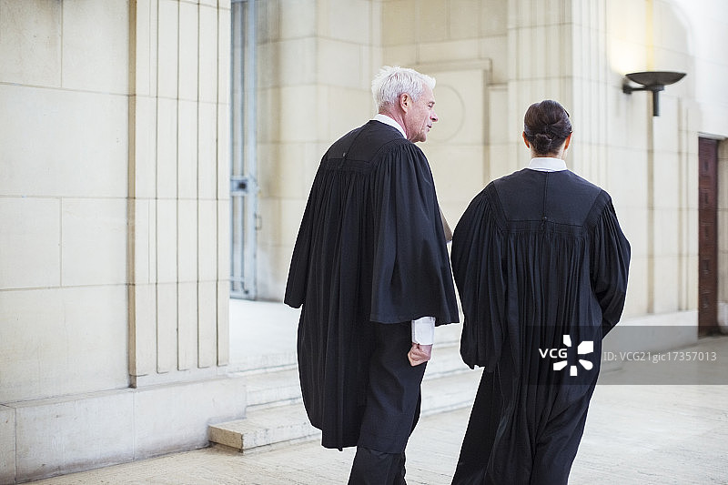 法官们一起穿过法院图片素材