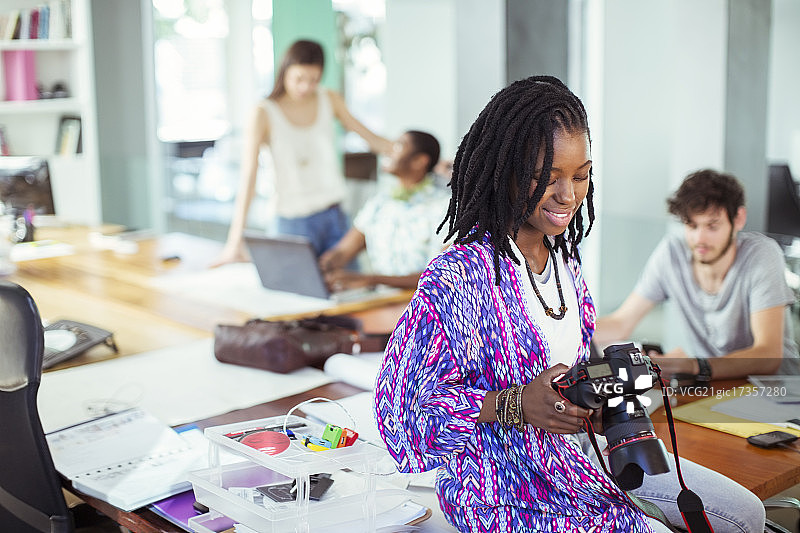 人们在办公室查看照片图片素材