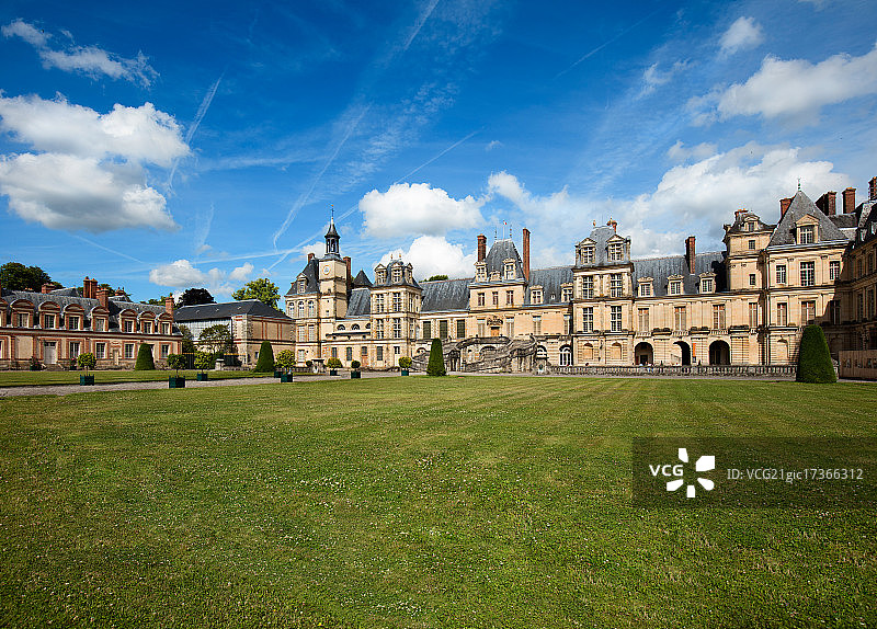 Main facade of the Castle of Fontainebleau France图片素材