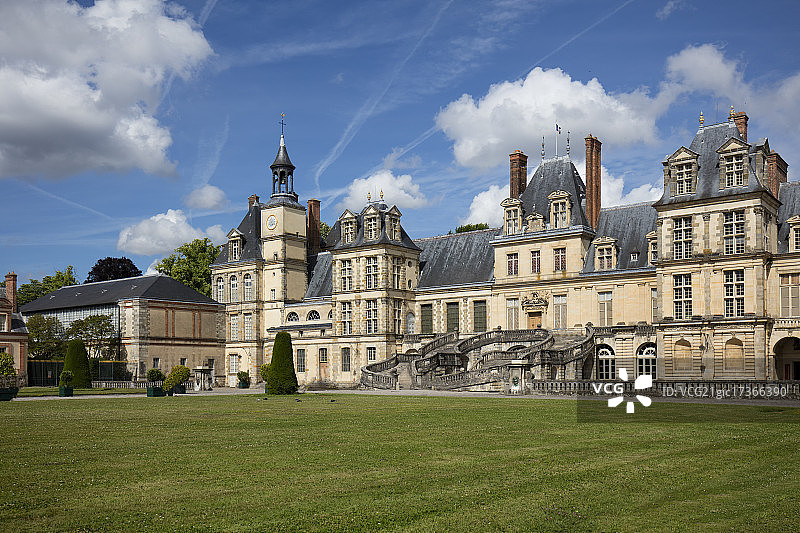 Main facade of the Castle of Fontainebleau France图片素材