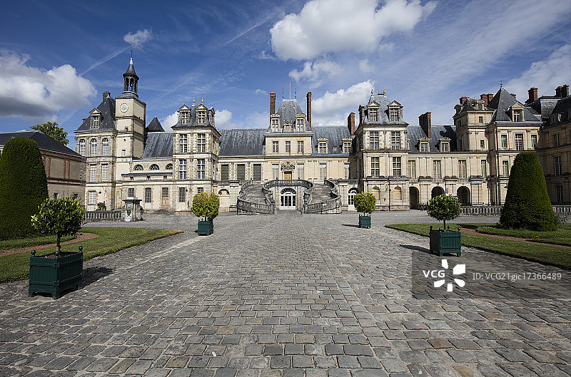 Main facade of the Castle of Fontainebleau France图片素材