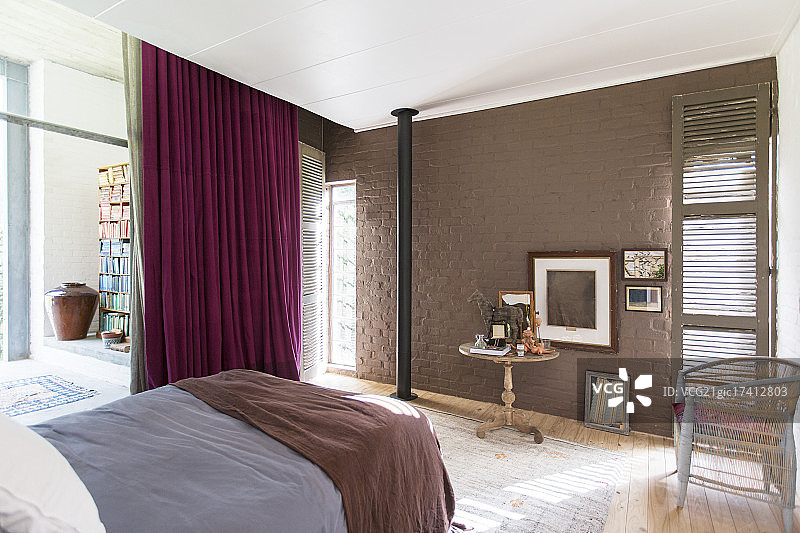 乡村风格卧室：床、边桌和装饰画图片素材