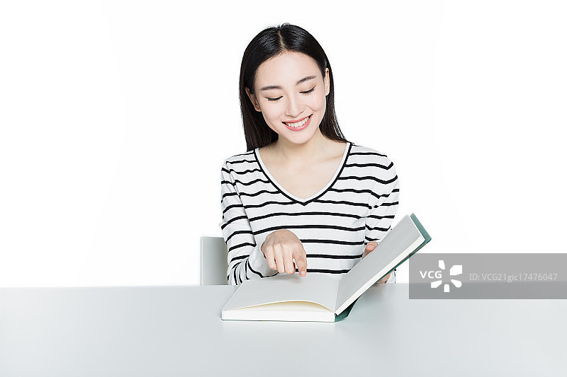 女孩阅读书本图片素材