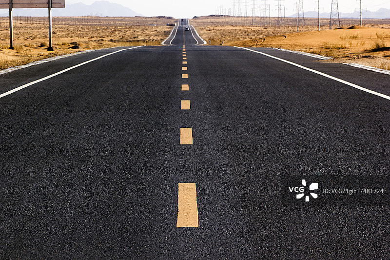 公路穿越沙漠图片素材