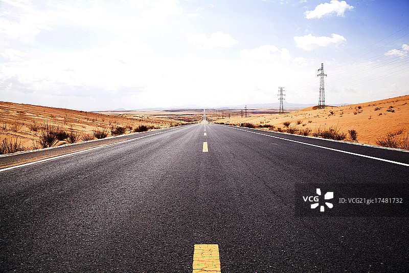 公路穿越沙漠图片素材