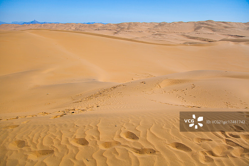 沙漠中的足迹图片素材