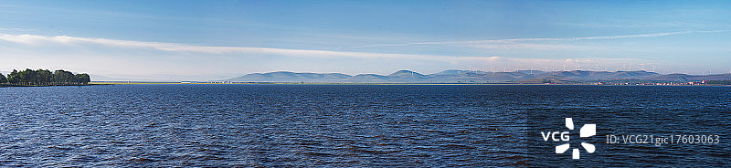 坝上闪电湖水库与风电场图片素材