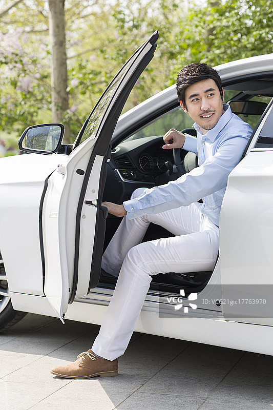 年轻男子打开车门图片素材