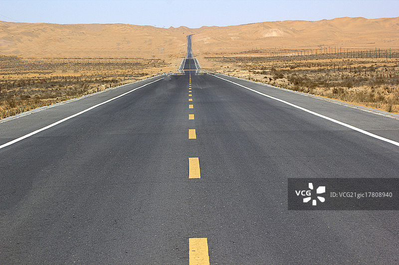 穿越沙漠的公路图片素材