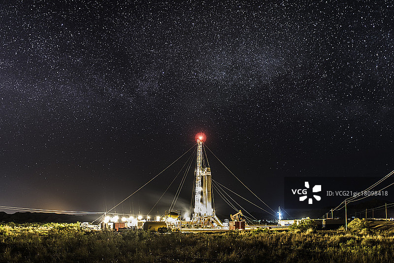 银河下的井架图片素材