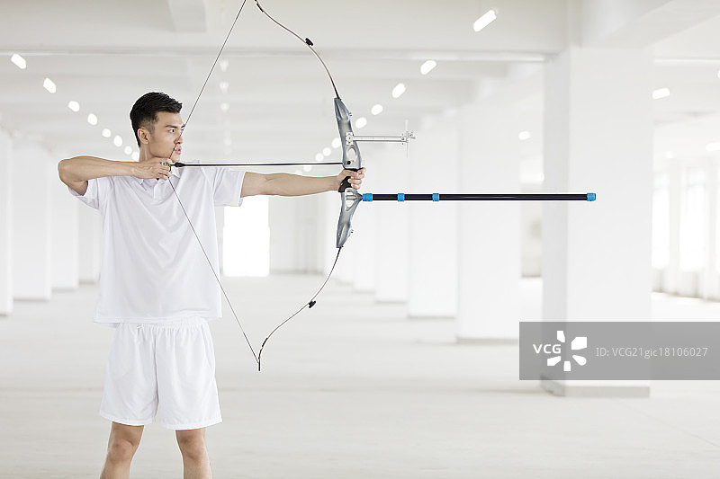 拿弓箭的青年男人图片素材