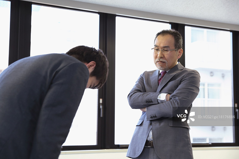 被老板训斥的年轻日本商人图片素材