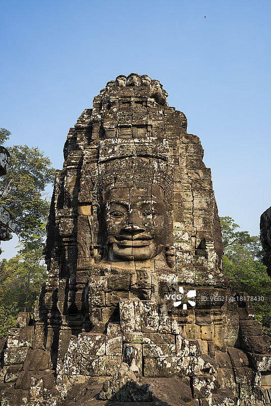 吴哥古巴戎寺的高深莫测的巨型石像图片素材