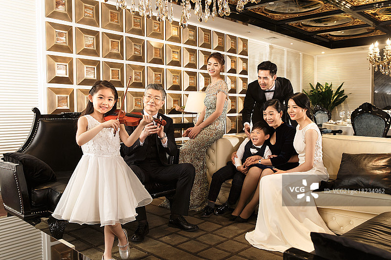 名门望族家庭聚会图片素材