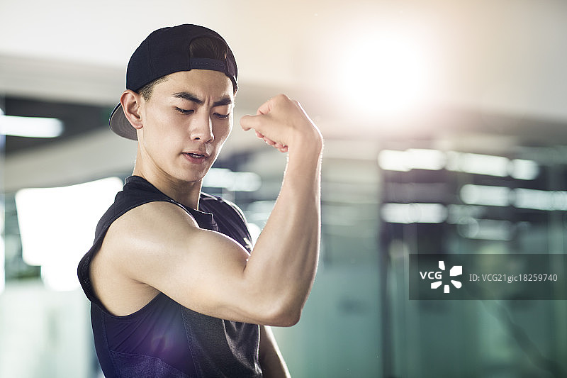 年轻男子健身锻炼图片素材