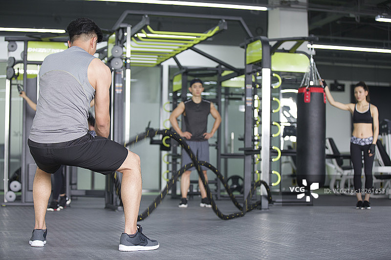 年轻男子在健身房健身图片素材