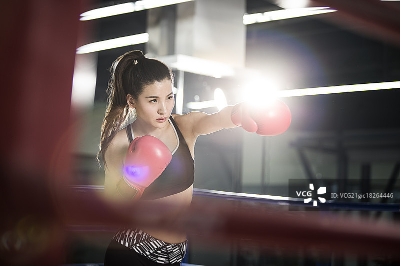 女拳击手在擂台上训练图片素材
