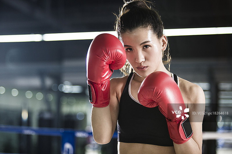 女拳击手在擂台上训练图片素材