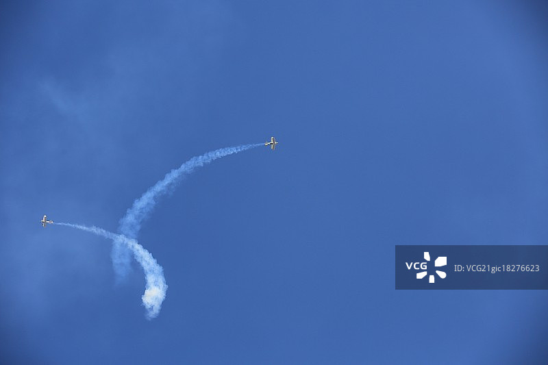 小飞机飞行表演图片素材