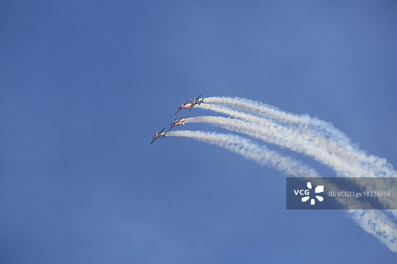 小飞机飞行表演图片素材